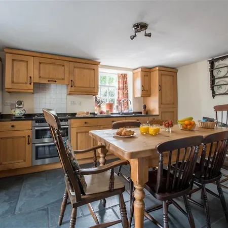 Vintage Holiday At Clappersgate District With Fireplace *
